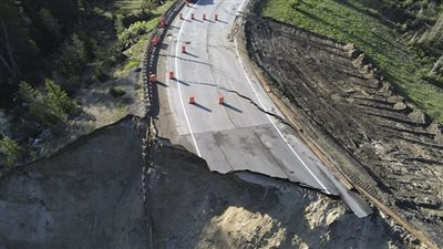 انهيار أرضي على طريق جبلي في أمريكا