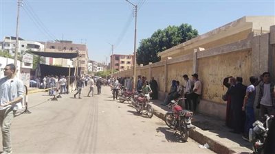 حالة ترقب وخوف لأولياء الأمور أمام لجان الامتحانات بقنا