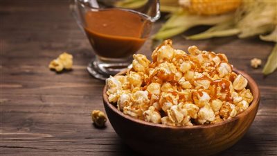 استمتع بلحظات السينما في المنزل مع فشار بالكراميل الشهي