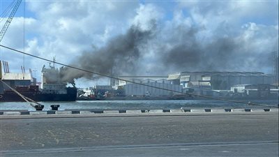 عاجل.. ناقلة تجارية تصل ميناء حيفا محترقة وجهود لإخماد الحريق