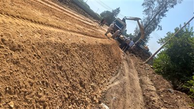 محافظ الغربية يتابع أعمال الرصف بطريق مجمع تدوير القمامة بدفره 