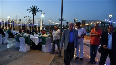 محافظ جنوب سيناء يلتقي عمال النظافة بشرم الشيخ ويهنئهم بعيد الاضحي المبارك