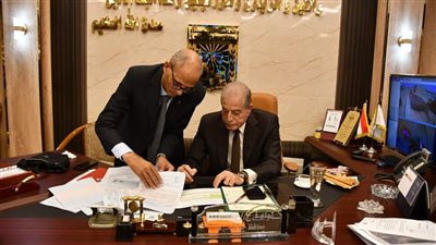 محافظ جنوب سيناء يصدق علي 3 عقود تقنين أوضاع لأهالي نويبع