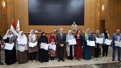 محافظ جنوب سيناء يكرم عددا من العاملين لتميزهم في أداء أعمالهم