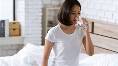 شرب الماء على معدة فارغة بين الفوائد الصحية والمخاطر المحتملة