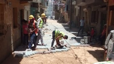 أسيوط: استمرار تركيب الانترلوك بشارعي محطة الصرف الصحي وفرغلى سلطان بحي غرب