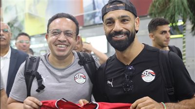 منتخب مصر يحتفل بالمباراة الـ 100 لطبيب الفريق 