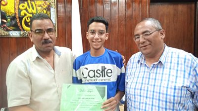 مدير تعليم قوص يكرم الطلاب الحاصلين على الدرجة النهائية فى الشهادة الاعدادية   