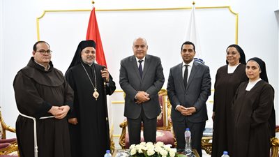   مطران الكاثوليك يزور ديوان قنا للتهنئة بحلول عيد الأضحي 
