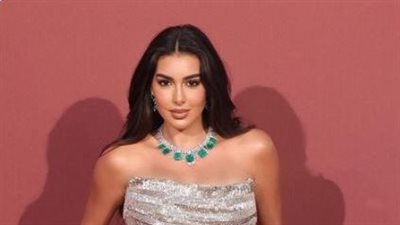 ياسمين صبري تتحرر من عباية جورجينا في فرنسا