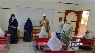 طلاب القسم الأدبي بالشهادة الثانوية الأزهرية بسوهاج يؤدون امتحان النحو