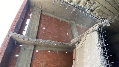 إزالة برج سكني مكون من 14 طابق بشارع البحر بالمحلة