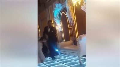 مشهد هز السوشيال ميديا.. عريس يسحل عروسه ويدفعها بقوة فى حفل زفافهما 