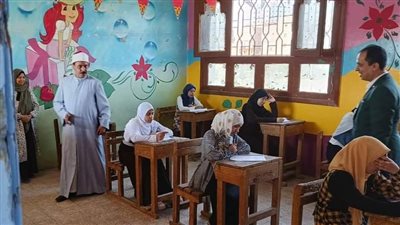 طلاب الشهادة الثانوية الأزهرية بالقسم العلمي يؤدون إمتحان مادة الأدب والنصوص 