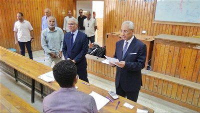 رئيس جامعة المنيا يتفقد لجان إمتحانات كلية الهندسة 