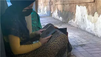 بالدعاء والقرآن الكريم أولياء الأمور ينتظرون أبنائهم أمام لجان الإمتحانات بالإسكندرية