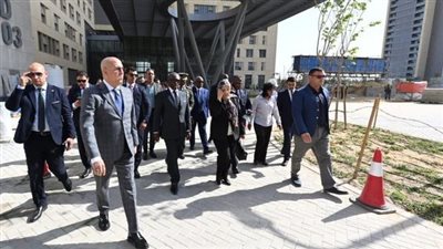 وزير الإسكان يشرح لنائب رئيس جمهورية غينيا الاستوائية جهود الدولة المصرية فى إنشاء العاصمة الإدارية  