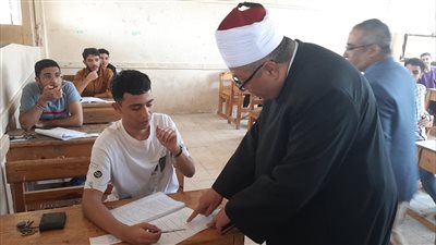   طلاب الشهادة الثانوية الأزهرية يواصلون أداء إمتحان مادة الأدب والنصوص بالإسكندرية 