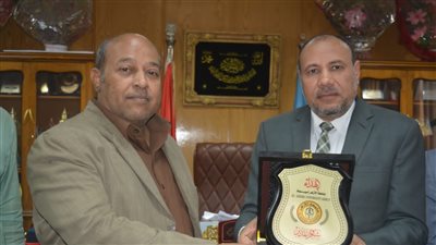 نائب رئيس جامعة الأزهر يكرم الأمين العام المساعد بأسيوط 