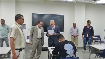 رئيس جامعة المنيا يتفقد لجان الامتحانات بكلية الهندسة 