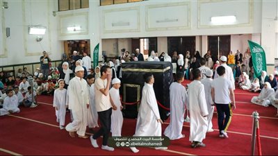 بالصور.. الأطفال يطوفون حول الكعبة في محاكاة لمناسك الحج بالبيت المحمدي