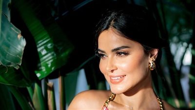 رانيا منصور تزهر كالربيع بالفوشيا