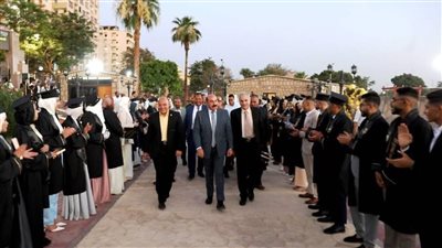 محافظ أسوان يشارك طلاب شعبة 