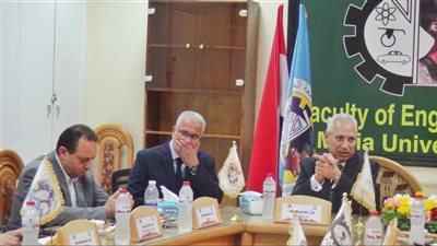 رئيس جامعة المنيا يجتمع برؤساء أقسام كلية الهندسة