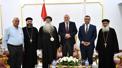  مطران دشنا يزور ديوان قنا لتهنئة المسؤولين بحلول عيد الأضحي