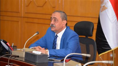 محافظ الإسماعيلية يناقش إمكانية نقل المرافق المتعارضة لربط بعض الطرق