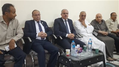 رئيس جامعة القناة يقدم واجب العزاء فى الصحفى محمد مصباح 