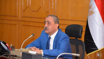 محافظ الإسماعيلية يناقش إمكانية نقل المرافق المتعارضة لربط بعض الطرق