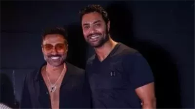 كريم فهمي يدعم شقيقه في العرض الخاص لفيلم 