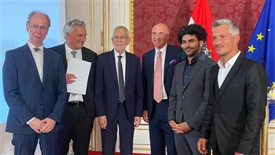 في حضور الأسرة.. الرئيس النمساوي يكرم الممثل المصري فارس رحومة