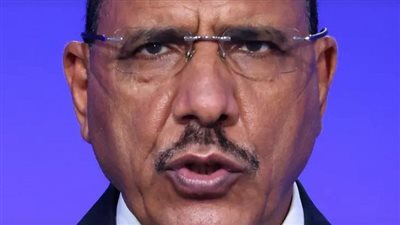 رئيس النيجر المخلوع بازوم يواجه المجلس العسكري بعد رفع الحصانة