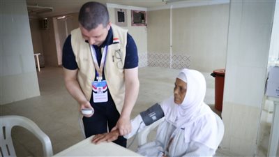 الكشف والعلاج لـ17 ألف و734 حاجًا مصريًا بعيادات بعثة الحج الطبية في مكة والمدينة