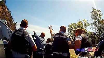 شاهد.. معركة حربية بين الشرطة وضابط سابق قتل زوجته واختطف ابنه