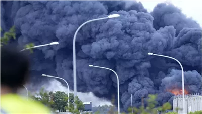 حريق ضخم يلتهم قسم البضائع بأحد مطارات أوروبا.. فيديو