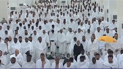 ضيوف الرحمن يؤدون صلاتي الظهر والعصر جمعًا وقصرًا في مسجد نمرة.. فيديو