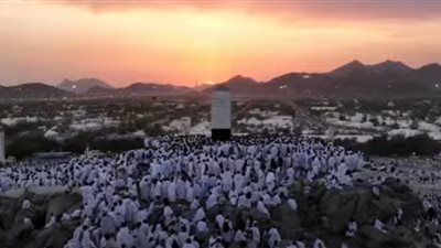 بعد الوقوف على صعيد عرفات .. ملايين الحجاج ينفرون إلى مزدلفة (فيديو) 
