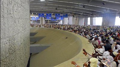 صور.. حجاج بيت الله الحرام يرمون الجمرات في مشعر منى