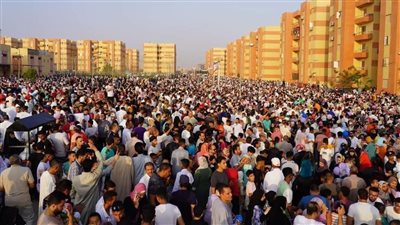 أهالي مدينة بدر يؤدون صلاة عيد الأضحى بساحة حي النرجس 