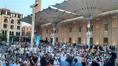 صور.. الآلاف يؤدون صلاة عيد الأضحى في مسجد الحسين 