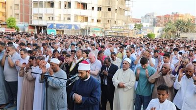 الآلاف من أهالى الغردقة يؤدون صلاة عيد الأضحى بمسجد الميناء