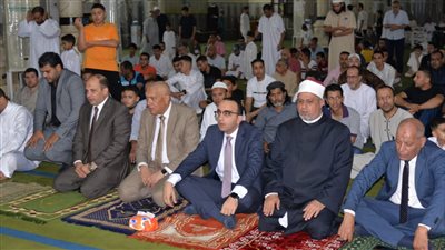 نائب محافظ الإسماعيلية يؤدي صلاة عيد الأضحى المُبارك بمسجد أبوبكر الصديق 