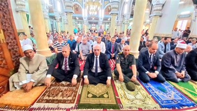 سكرتير عام البحيرة يؤدي صلاة العيد بمسجد التوبة