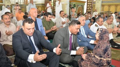 محافظ الدقهلية يؤدي صلاة عيد الأضحي ويلتقي المواطنين 