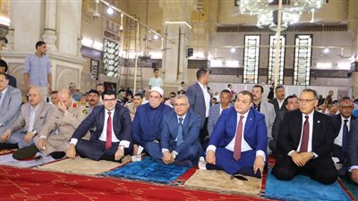 محافظ الشرقية ورئيس جامعة الزقازيق يؤديان صلاة عيد الأضحى بمسجد الفتح