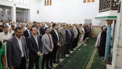 محافظ أسوان يؤدى صلاة عيد الأضحى المبارك بمسجد النصر