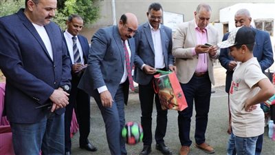 محافظ أسوان يوزع العيدية على الأطفال والنشء بدور الرعاية